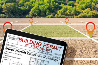 İnşaat için boş arazi, dijital tablet için çalışma izni, konut inşaatı projesiyle birlikte inşaat faaliyeti ve inşaat endüstrisi kavramı