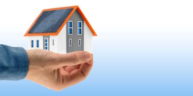 Bir konut binasına fotovoltaik sistem kurulumu - Ev modeli ve kopyalama alanı ile web pankartı tasarımı konsepti.