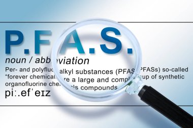 PFAS tanımlaması - KVK 'nın ne olduğu: havada mevcut olan tehlikeli polifloroalkil hakkında daha fazla bilgi edin- büyüteçle kavram
