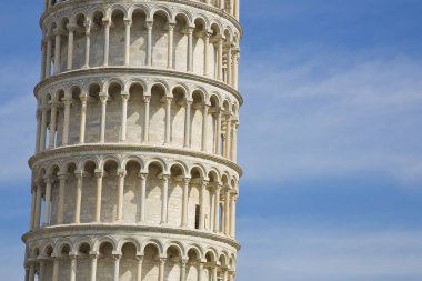 Meşhur Eğik Kule, kirliliğin zararından tamamen arınmıştır (İtalya - Toskana - Pisa)