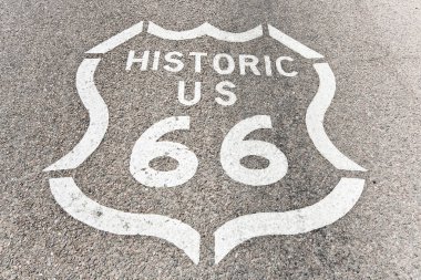Arizona, Kaliforniya 'da asfalt üzerinde 66 numaralı tarihi yol tabelası