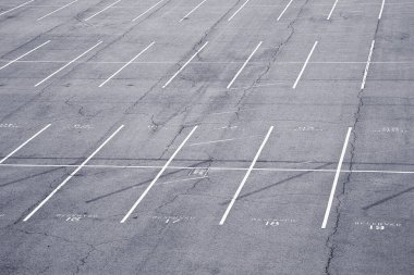 Yukarıdan görünen arabasız boş park yeri