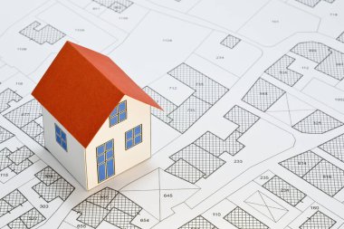 Binaların olduğu kadastro haritası, bina arsası ve ev inşaatı için ücretsiz arazi paketi - ev modeli ile etkinlik ve izin kavramı