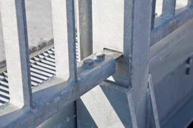 Galvanize çelik parçaları ve kaynaklı ve cıvatalı çelik flanksları olan prefabrik metal marangozluğun yeni özelleştirilmiş detayları.