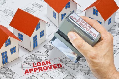 Ev modeli ile kredi onaylı konsept ve hayali bir kadastro haritasına karşı pul