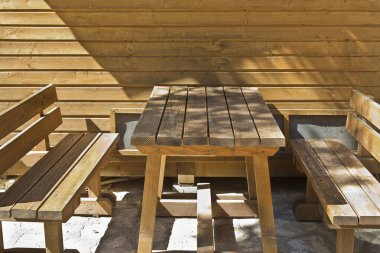 Kamu parkında bençleri olan PICNIC TÜRKÇE YASAK