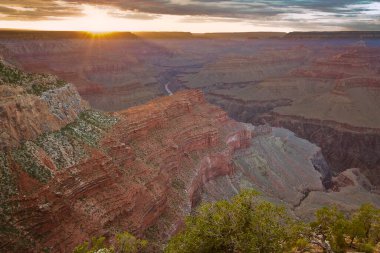Büyük Kanyon, Arizona 'daki Colorado Nehri tarafından oyulmuş Grand Canyon Ulusal Parkı.