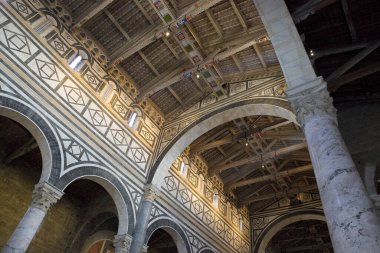 Floransa 'daki San Miniato Ortaçağ Kilisesi' nin içinde taş duvarlar ve dekore edilmiş ahşap tavan (Toskana-Floransa-İtalya)