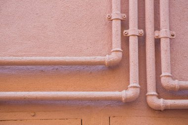 Metan gazı ve su metali borusu bir apartmanın duvarına dayanmış.