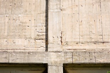 Yoksul ve hasarlı beton kaplama ve yükseltgenmiş beton çubukların paslanması - beton parçaları betondan ayrılır 