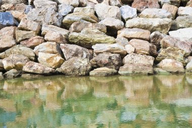 İstinat dalgakıran duvar ile taş kayalar