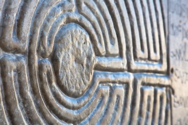 11. yüzyıldabir Romanesk kilisenin taş cephesine oyulmuş labirent (Toskana - İtalya)