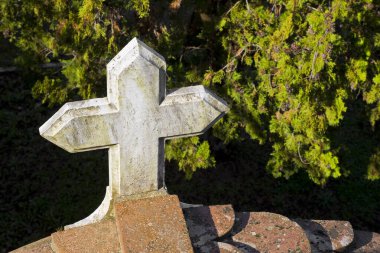 Katolik Hristiyan mezarlığında oyulmuş taş haç.