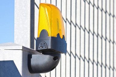 Çinko kaplamalı çelik kaplamalı güvenlik lambalı bir fabrikanın yeni kapalı metal kapısı