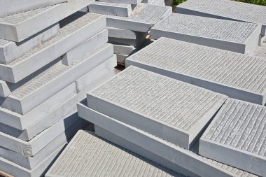 Kentsel bir şantiyede yeni bir kaldırıma monte edilmeye hazır yeni kumtaşı levhaların ahşap paleti