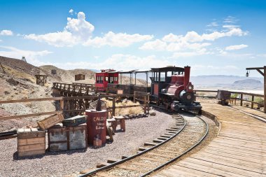 Calico 'daki eski buhar treni - San Bernardino County' deki hayalet kasaba ve eski maden kasabası - Kaliforniya, ABD - Eski Batı kavramı