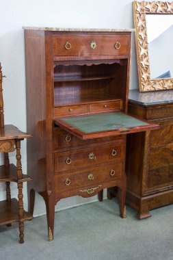 19. yüzyılın eski İtalyan ahşap mobilyaları yazı masasıyla restore edildi.. 