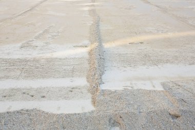 İnşaat alanında beton boşaltma zemini oluşturmak için bir kum tabakasının hazırlanması