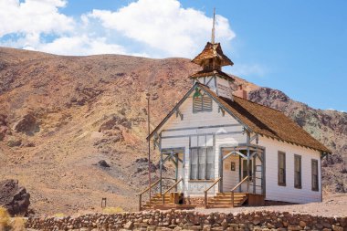 Calico 'daki eski ahşap kilise - hayalet kasaba ve San Bernardino County' deki eski maden kasabası - Kaliforniya, ABD - Mojave Çölü bölgesinde yer almaktadır