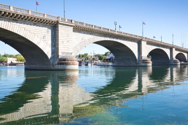 1968 yılında Londra 'da inşa edilen Havasu Gölü' ndeki ünlü Londra Köprüsü Havasu Gölü 'nde inşa edilecek yeni bir köprü için kullanılmak üzere ABD' ye taşınmıştır. 