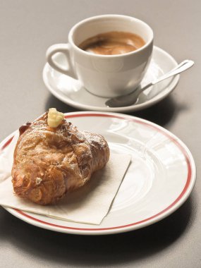 Kahve dükkanında kruvasan ve macchiato ile İtalyan kahvaltısı.
