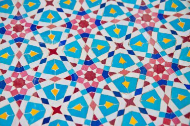 Renkli seramik küçük geometrik elementlere sahip Fas mozaikleri (Afrika-Fas)