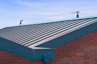 Yatay can simidi düşme koruma sistemi ve bakır üzerine paslanmaz çelik kablo ile demirleme noktaları