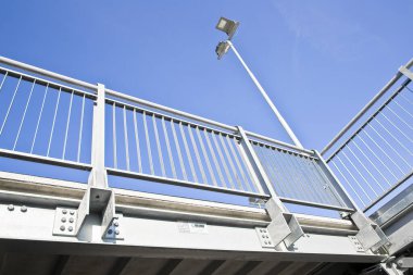 Yeni bir özelleştirmenin ayrıntıları prefabrik korkuluk, çelik marangozluk sütunlar, çelik kirişler ve galvanize çelik cıvatalar - çelik bileşenler ve kaynaklı ve cıvatalı çelik flanş