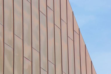 Dikdörtgen şeklinde oksitlenmiş bakır çarşaflı, yüksek kaliteli dayanıklı çatı, düşük bakım ve aşındırmaya dayanıklı.