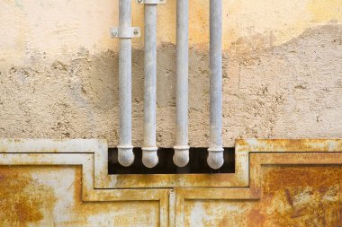 Metan gazı ve su metali borusu bir apartmanın duvarına dayanmış.