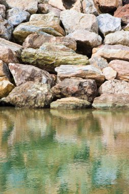 İstinat dalgakıran duvar ile taş kayalar