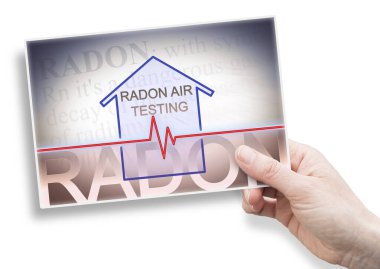 Evlerimizdeki radon gazı tehlikesi - bir kadının elinde radon seviyesindeki testlerle ilgili bir kontrol tablosu tutarken konsept görüntüsü
