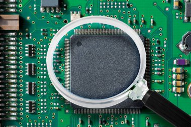Elektronik bileşenler büyüteçle görülüyor..