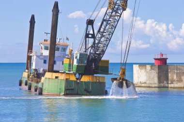 Marina di Pisa 'nın İtalyan limanındaki kumlu deniz tabanını taramak için gemi - İtalya.