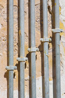 Su ve metan gazı içmek yerleşim yerinin duvarının önündeki metal boru hattını galvanize etti.