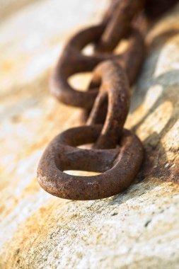 Bir beton blok için ayrıntılı bir eski paslı metal zincir bağlantılı