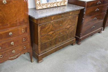 19. yüzyılın eski İtalyan ahşap şifoniyeri hurdacıda dükkanında yeni restore edildi.. 