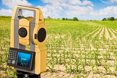 Topoğrafik haritalar ve topoğrafik araştırmalar için kullanılan Toplam İstasyon adı verilen jeodezik cihazın alan ve 3D görüntülenmesiyle kırsal alan.