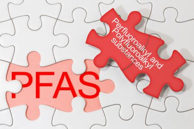 Tehlikeli PFAS Perfloroalkil ve Polyfloroalkil maddeler ürün ve malzeme endüstrisinde geliştirilmiş suya dayanıklı özellikleri nedeniyle kullanılır - yapboz şeklindeki çözüm kavramı