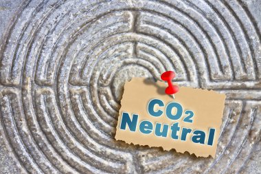 11. yüzyıldabir Romanesk kilisenin taş cephesine oyulmuş labirent (Toskana - İtalya)