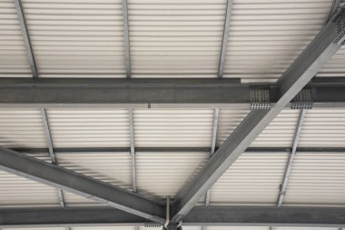 Sütunları, çelik kirişleri ve galvanizli çelikten cıvataları olan yeni metal çatı. 