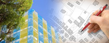 İnşaat sahasında metal iskelesi olan bir apartman dairesinin yenilenmesi - bir şehir haritası üzerinde elle çizilmiş konsept görüntü - cephe çalışmaları için.