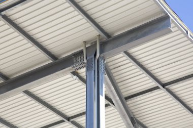 Sütunları, çelik kirişleri ve galvanizli çelikten cıvataları olan yeni metal çatı. 