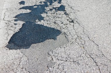 Eski hasarlı, tehlikeli ve kırık asfalt yol geçmişi