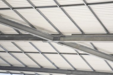 Sütunları, çelik kirişleri ve galvanizli çelikten cıvataları olan yeni metal çatı. 