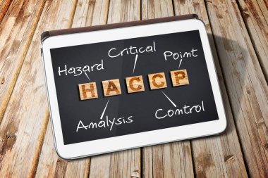 Gıda endüstrisinde HACCP ve Gıda Güvenliği Kalite Kontrolü - dijital tabletle kavram