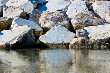 Taştan kırılan kayalar suya yansır..