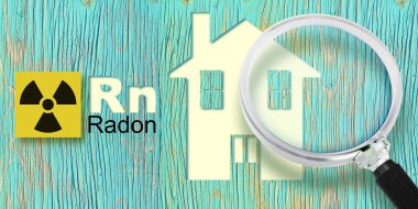 Evlerimizdeki radon gazı tehlikesi - elementlerin periyodik tablosu, radyoaktif uyarı sembolü ve büyüteçle görülen ev silueti kavramı.