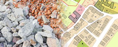 İnşaat alanındaki beton ve tuğla molozları, bir bina ve beton yapının yıkılmasından sonra - şehir haritası ve binaları ile kavram