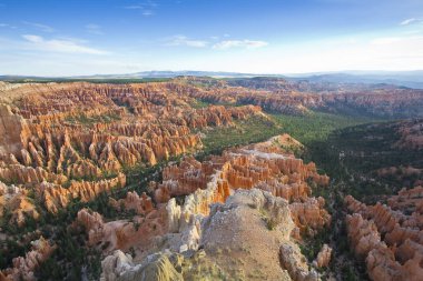 Utah 'taki Bryce Canyon Ulusal Parkı - dev bir doğal amfi tiyatroları - İlham Noktası' ndan kabadayılar adı verilen hassas ve renkli zirveleri olan ABD